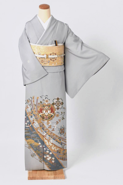 色留袖〔熨斗と唐花模様〕