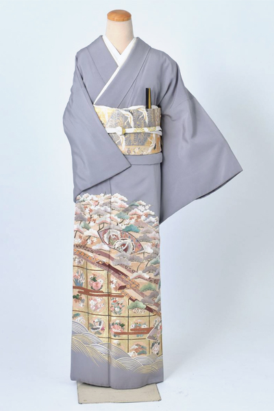 色留袖〔銀鼠地に刺繍〕