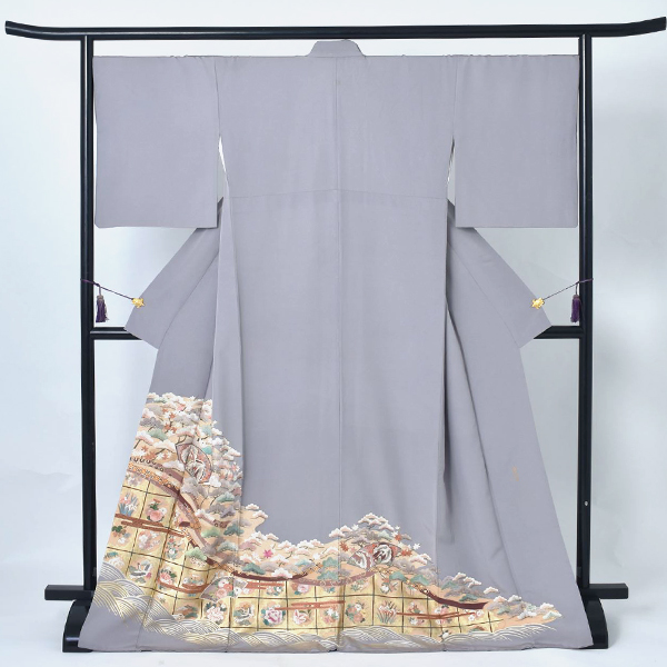 色留袖〔銀鼠地に刺繍〕