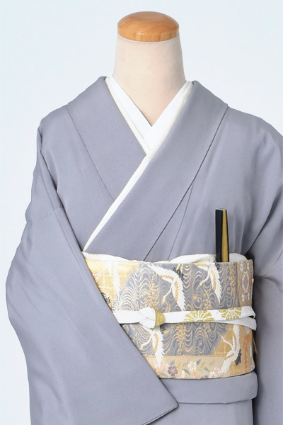 色留袖〔銀鼠地に刺繍〕