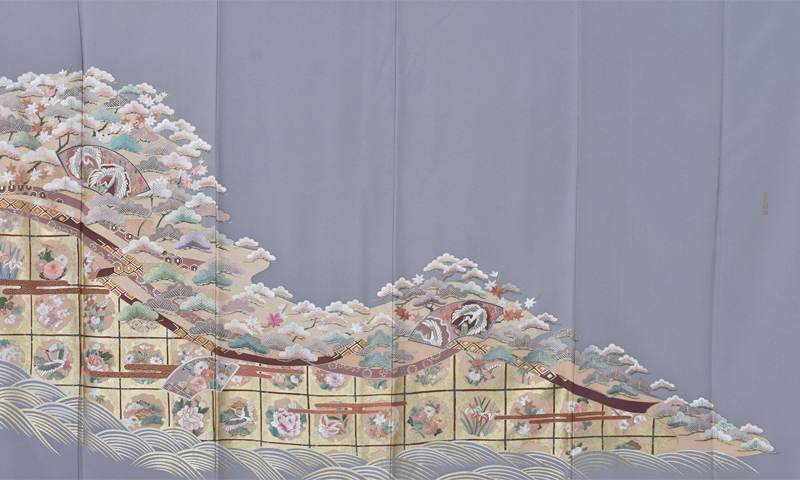 色留袖〔銀鼠地に刺繍〕