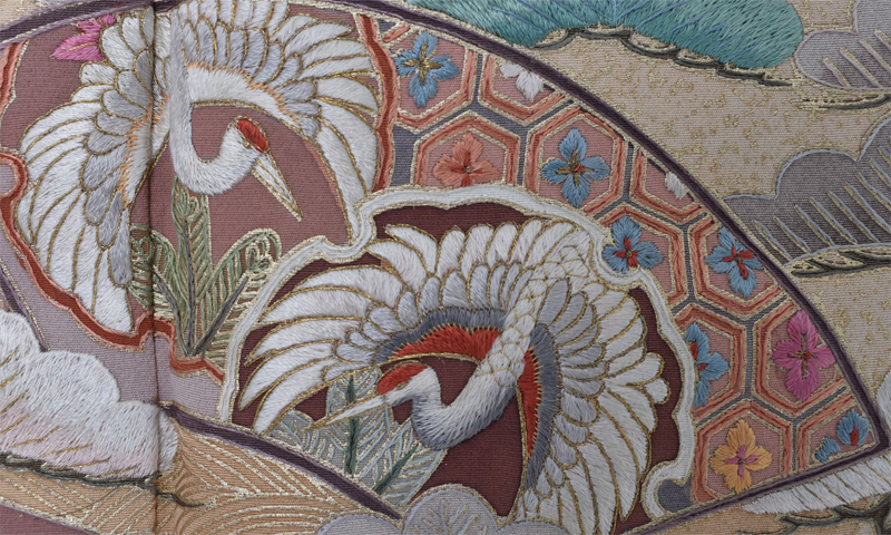 色留袖〔銀鼠地に刺繍〕