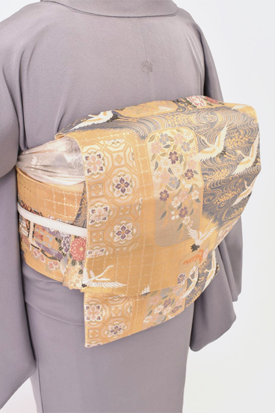 色留袖〔銀鼠地に刺繍〕