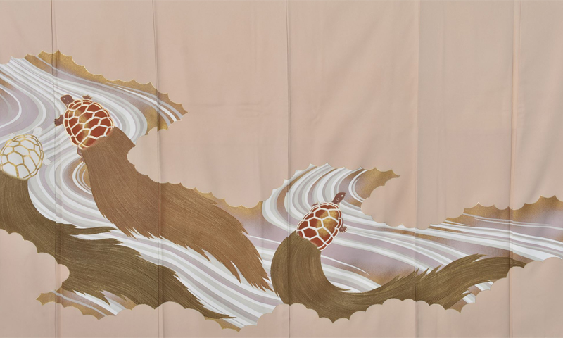 色留袖〔紅白の亀が寄り添う〕