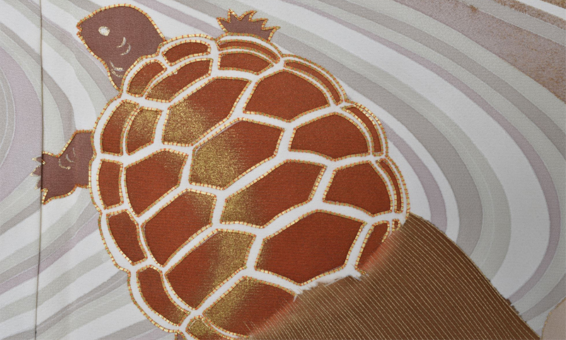 色留袖〔紅白の亀が寄り添う〕