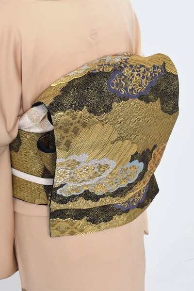 色留袖〔紅白の亀が寄り添う〕