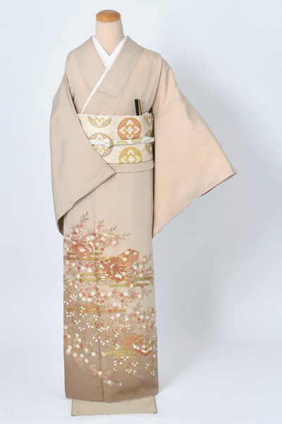 色留袖〔ベージュ色地に文箱〕