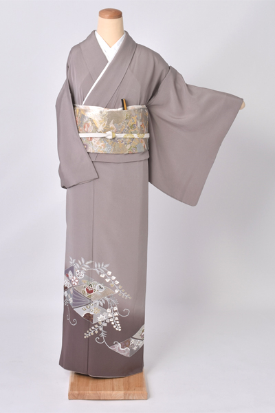 色留袖〔灰汁色地に菱〕