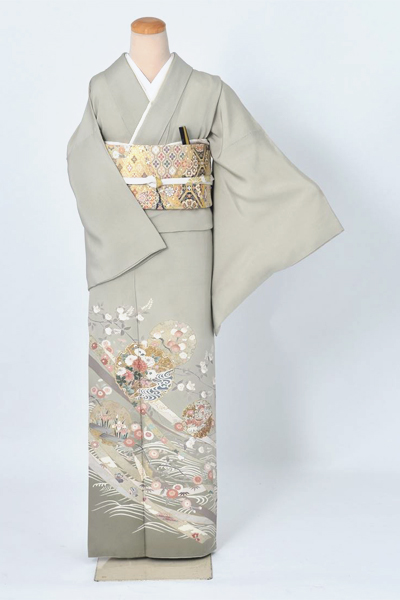 色留袖（お若い方向けの萌黄色）