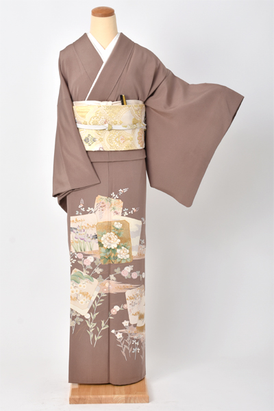 色留袖（梅鼠色地に吉祥文様）