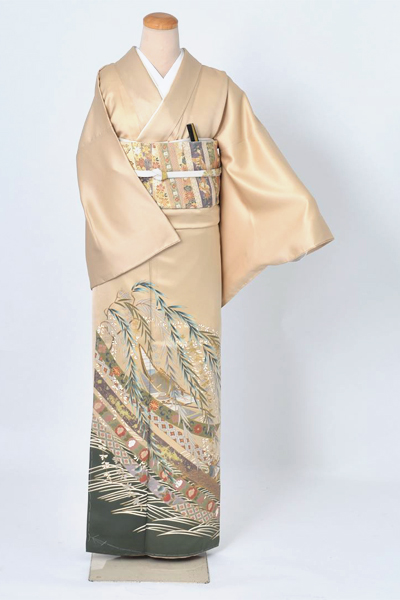 色留袖（金茶色の華やかな色留袖）