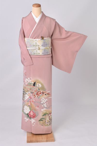 色留袖（根強い人気の平安絵巻調）