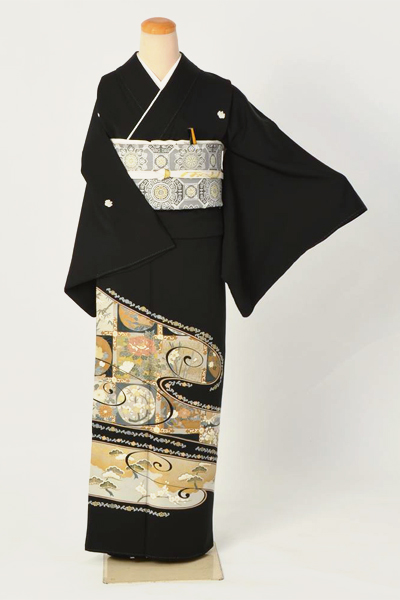 黒留袖〔流水の中に格天井柄 〕