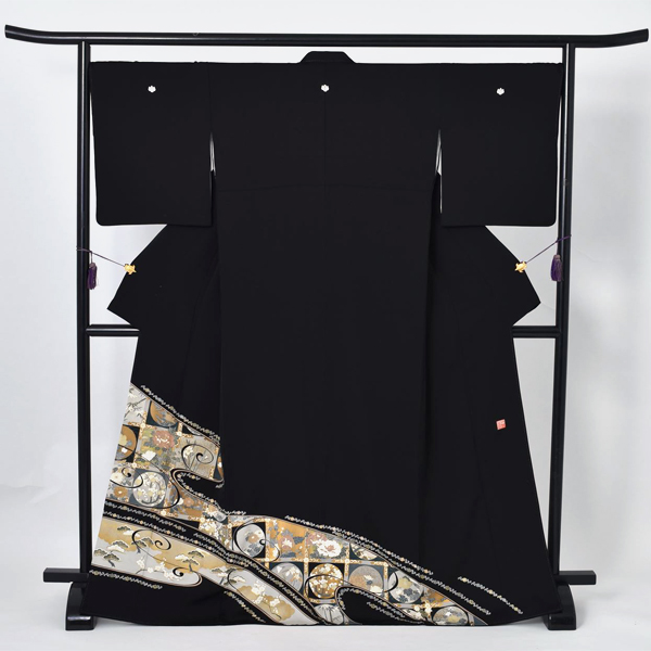 黒留袖〔流水の中に格天井柄 〕