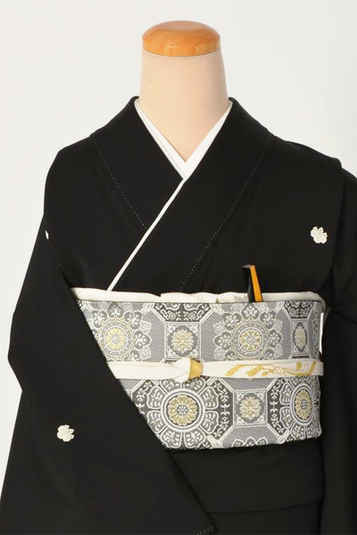 黒留袖〔流水の中に格天井柄 〕