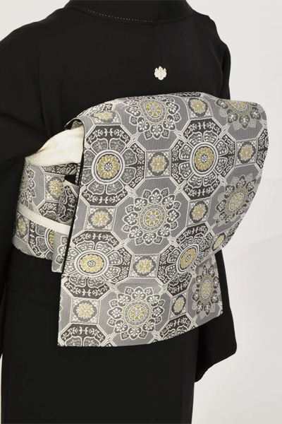 黒留袖〔流水の中に格天井柄 〕