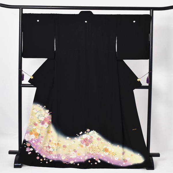 黒留袖〔愛らしい小花 〕