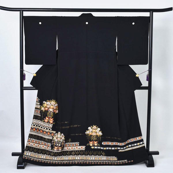 黒留袖〔金通しの段模様〕