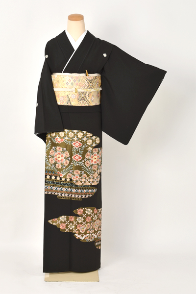 黒留袖〔緻密な刺しゅう〕