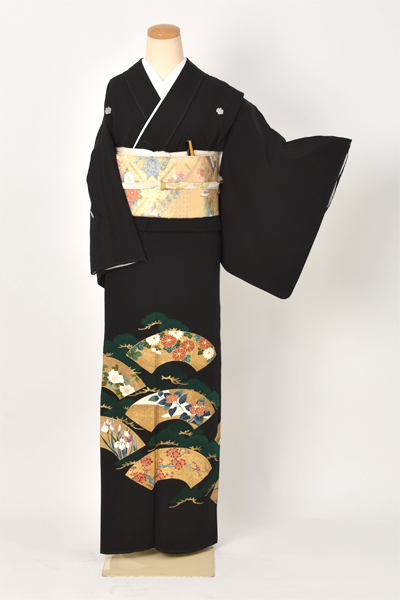 黒留袖〔地紙扇面に四季草花〕