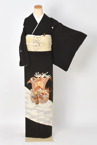 黒留袖〔宝船に吉祥文様〕