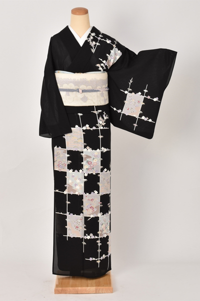 夏物訪問着〔黒地に四季折々の花々〕