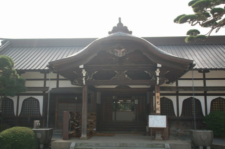 春のお茶会でお点前をする絹様（右）です。【昭和１４年３月６日撮影　　月光殿にて】