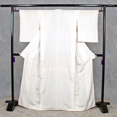 ぼかしが効果的な、青海波、波頭に花筏（はないかだ）模様のあでやかな黒留袖