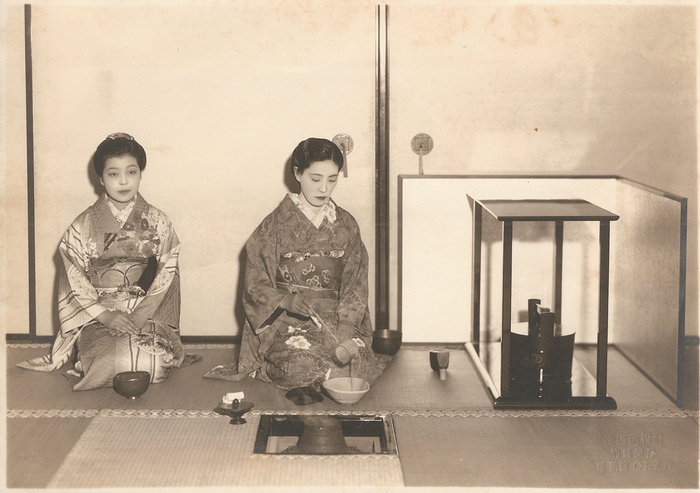 ろうけつ染め、利休色の地に、ぱっちりとした白あがりの花が美しい小紋